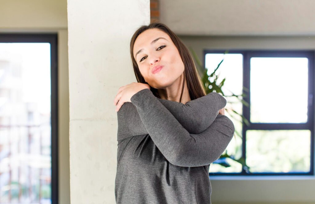 Sentirse enamorado sonriendo acurrucándose y abrazándose a sí mismo permaneciendo soltero siendo egoísta y egocéntrico