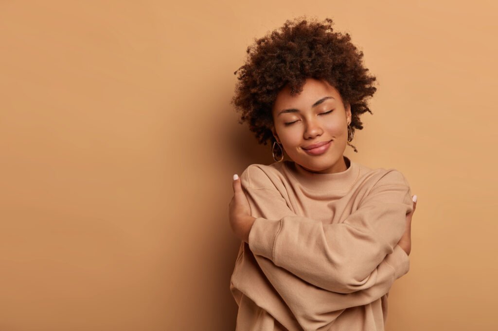 ¿Te has preguntado alguna vez por qué la autoestima es tan importante en la vida adulta? La autoestima es la valoración que una persona tiene de sí misma, su capacidad de reconocerse, aceptarse y confiar en sus propias habilidades. En la edad adulta, mantener una autoestima saludable es clave para enfrentar desafíos, tomar decisiones conscientes y mantener relaciones equilibradas, especialmente en entornos exigentes como Barcelona, donde las presiones laborales, sociales y personales son constantes. ¿Qué es la autoestima y cómo influye en la vida adulta? La autoestima no se limita a sentirse bien consigo mismo en momentos puntuales; es un conjunto de creencias, emociones y actitudes que impactan directamente en cómo nos relacionamos con el mundo. Una autoestima positiva permite afrontar problemas con resiliencia, tomar decisiones más acertadas y mantener relaciones más saludables. Por el contrario, una autoestima baja puede generar inseguridad, dudas constantes y dificultades para establecer límites. En la vida adulta, la autoestima influye en aspectos fundamentales como: Relaciones personales: permite comunicarse de manera asertiva y establecer vínculos equilibrados. Desarrollo profesional: favorece la confianza para asumir responsabilidades y alcanzar metas. Salud emocional: reduce la vulnerabilidad ante estrés, ansiedad y depresión. Toma de decisiones: facilita evaluar opciones con claridad y actuar con seguridad. Señales de autoestima baja en adultos Reconocer la falta de autoestima es el primer paso para mejorarla. Entre las señales más frecuentes se encuentran: Autocrítica constante y pensamientos negativos sobre uno mismo. Dificultad para aceptar elogios o reconocer logros personales. Evitación de situaciones nuevas por miedo al fracaso. Dependencia excesiva de la aprobación de otros. Problemas para establecer límites saludables en relaciones personales y laborales. Sensación constante de inferioridad o inseguridad. Si reconoces varias de estas señales en tu día a día, es recomendable buscar estrategias para fortalecer tu autoestima y recuperar la confianza en ti mismo. Estrategias para fortalecer la autoestima en la vida adulta Existen múltiples formas de trabajar la autoestima y mejorar la relación que tenemos con nosotros mismos. Algunas estrategias eficaces incluyen: 1. ¿Cómo identificar y desafiar los pensamientos negativos? La autocrítica excesiva puede limitar tu potencial. Es importante aprender a reconocer los pensamientos negativos y reemplazarlos por afirmaciones realistas y constructivas. Preguntarte “¿Es esto realmente cierto?” o “¿Qué evidencia tengo?” ayuda a cuestionar creencias limitantes y a construir una percepción más positiva de ti mismo. 2. ¿Por qué es útil establecer metas realistas y alcanzables? Fijar objetivos concretos y alcanzables permite celebrar logros, reforzando la confianza en las propias capacidades. En el ámbito laboral, académico o personal, alcanzar metas pequeñas construye un sentido de competencia y contribuye a una autoestima más sólida. 3. ¿Cómo cuidar el autocuidado físico y emocional? El cuidado del cuerpo y la mente es esencial para fortalecer la autoestima. Dormir bien, mantener una alimentación equilibrada, realizar actividad física y dedicar tiempo a hobbies y actividades recreativas mejora el bienestar general y la percepción de uno mismo. 4. ¿Qué papel juega la comunicación asertiva en la autoestima? Aprender a expresar pensamientos, necesidades y emociones de manera respetuosa y firme ayuda a establecer relaciones más equilibradas. La asertividad permite defender límites personales, reducir conflictos y reforzar la sensación de valía personal. 5. ¿Por qué es importante rodearse de personas que apoyen y respeten? Las relaciones influyen directamente en cómo nos percibimos. Mantener vínculos positivos, donde exista respeto y reconocimiento, contribuye a reforzar la autoestima y disminuir la influencia de críticas destructivas o comentarios negativos. Beneficios de tener una autoestima saludable Fortalecer la autoestima aporta múltiples beneficios que impactan en la vida cotidiana: Mayor resiliencia ante desafíos y dificultades. Capacidad para tomar decisiones con confianza y seguridad. Relaciones interpersonales más equilibradas y satisfactorias. Mayor motivación y proactividad en el ámbito personal y profesional. Mejor manejo del estrés, la ansiedad y la frustración. Sentimiento de bienestar y satisfacción con la vida. ¿Cuándo buscar ayuda profesional? Si la baja autoestima interfiere de manera significativa en tu vida diaria, genera ansiedad, depresión o problemas en relaciones importantes, es recomendable acudir a un psicólogo. En Barcelona, un profesional puede ofrecer herramientas específicas para identificar patrones de pensamiento limitantes, mejorar la autopercepción y fortalecer la confianza personal de manera estructurada y efectiva. La autoestima es un recurso esencial que nos permite vivir de manera más plena, tomar decisiones conscientes y mantener relaciones saludables. Trabajar en ella no solo mejora el bienestar emocional, sino que también potencia todas las áreas de la vida adulta. Si quieres fortalecer tu autoestima y aprender estrategias efectivas para sentirte más seguro y confiado en tu vida diaria, en Signum Clinic encontrarás psicólogos especializados que te acompañarán en el camino hacia tu bienestar emocional. Agenda tu primera sesión y comienza hoy mismo a transformar tu relación contigo mismo