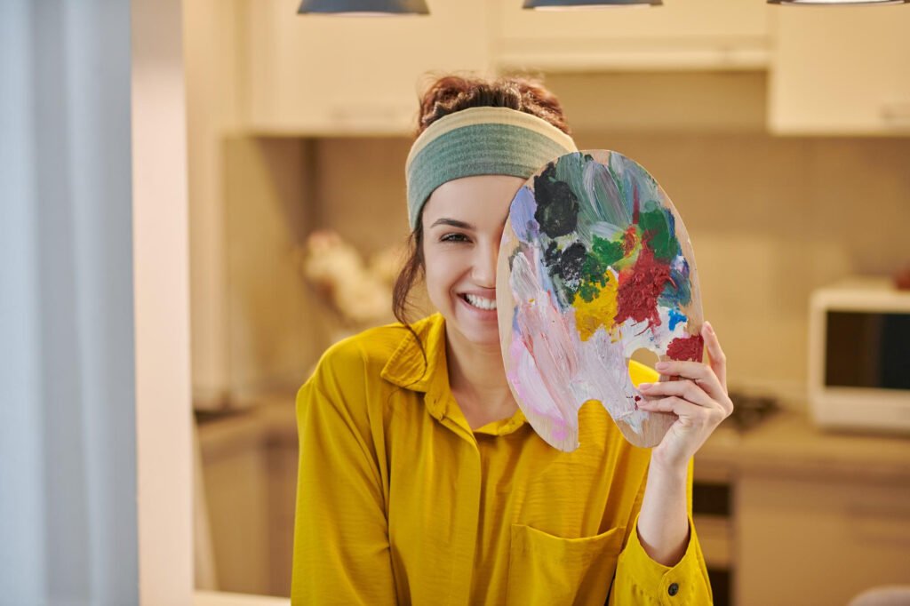 Linda artista femenina que se ve feliz y disfrutada